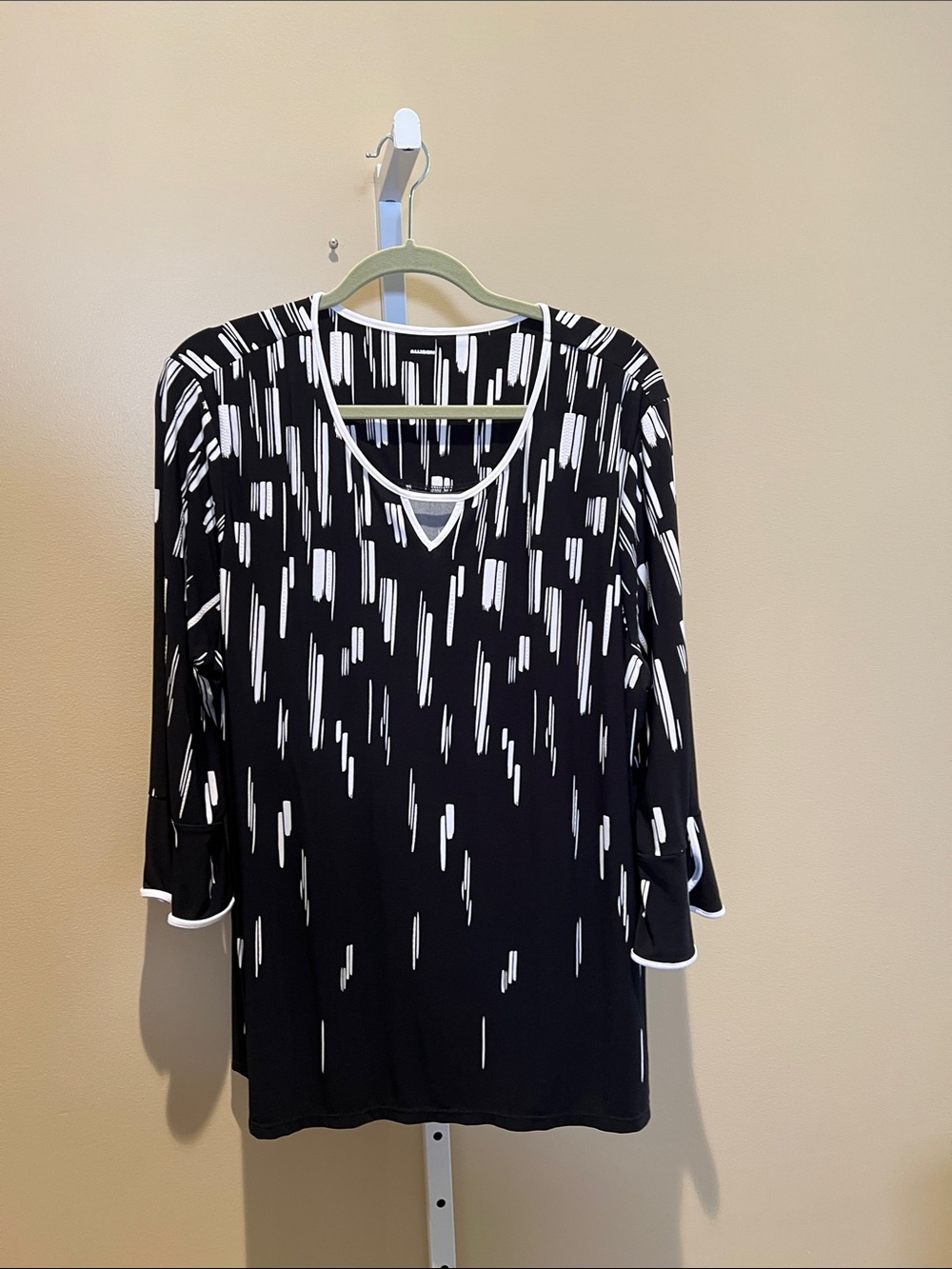 Allison Clothing Black and White Abstract V-Neck Long Sleeve Top